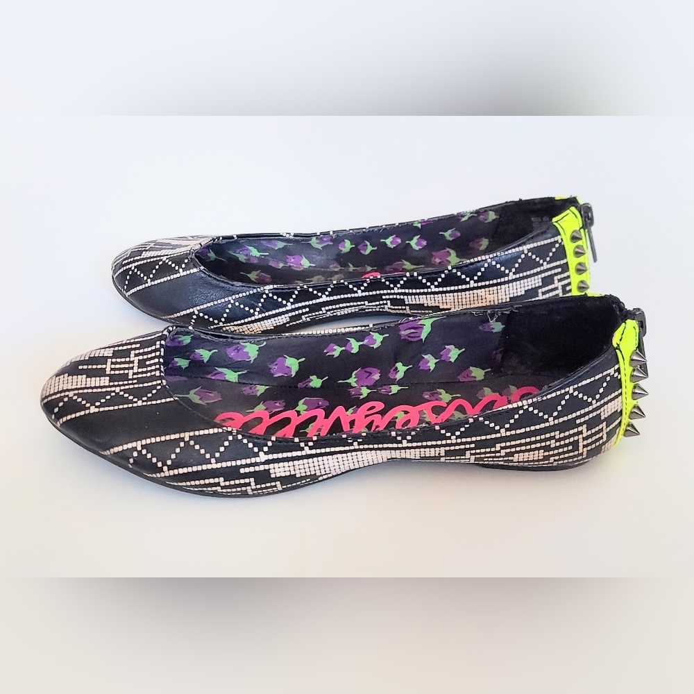 Betsey Johnson Betseyville Aztec Studded Zipper Back Flats Womens Size 6.5 - Picture 5 of 7